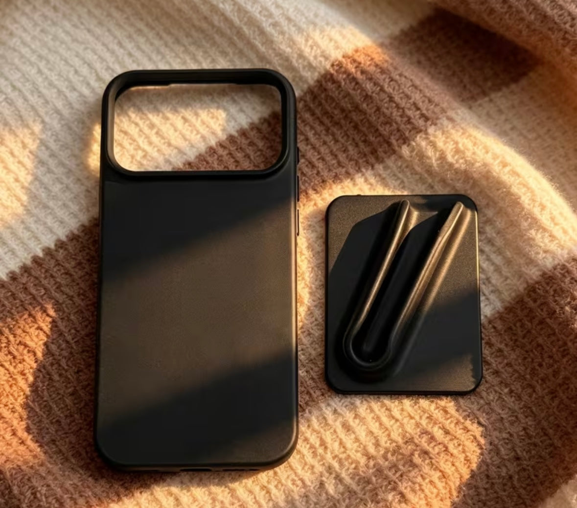     Husă iPhone 2-în-1 AETRIX neagră cu suport integrat